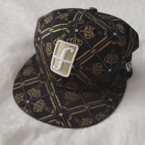 Forum 7 5/8 gold/black fitted new era snapback